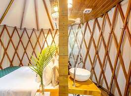 Island Vibe Nomads - Adventure Hostels