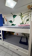 Island Vibe Nomads - Adventure Hostels