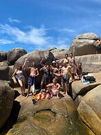 Island Vibe Nomads - Adventure Hostels & Coworking