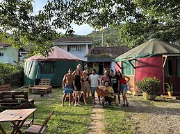 Island Vibe Nomads - Adventure Hostels
