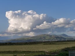 Snowdonia Holiday Sea Beach and Mountains View