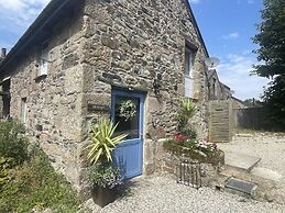 Cosy Cottage With hot Tub-oozing Character!