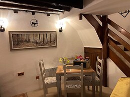 Cosy Cottage With hot Tub-oozing Character!