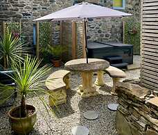Cosy Cottage With hot Tub-oozing Character!