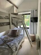 Cosy Cottage With hot Tub-oozing Character!