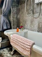 Cosy Cottage With hot Tub-oozing Character!