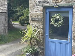 Cosy Cottage With hot Tub-oozing Character!