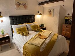 Cosy Cottage With hot Tub-oozing Character!
