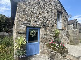 Cosy Cottage With hot Tub-oozing Character!