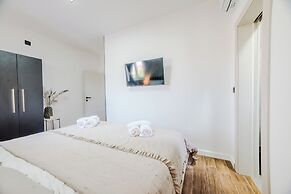 Luxury apt Near Beach w big Terrace and sea View