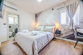 Luxury apt Near Beach w big Terrace and sea View