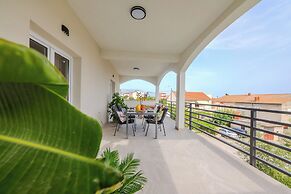 Luxury apt Near Beach w big Terrace and sea View