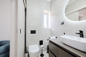 Luxury apt Near Beach w big Terrace and sea View