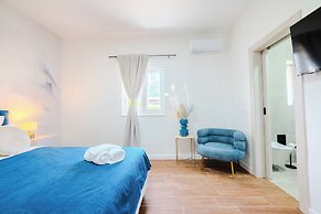 Luxury apt Near Beach w big Terrace and sea View