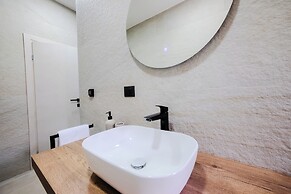 Luxury apt Near Beach w big Terrace and sea View