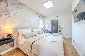 Luxury apt Near Beach w big Terrace and sea View