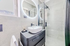 Luxury apt Near Beach w big Terrace and sea View