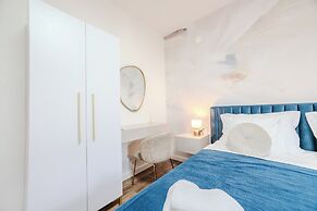 Luxury apt Near Beach w big Terrace and sea View