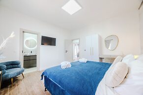 Luxury apt Near Beach w big Terrace and sea View