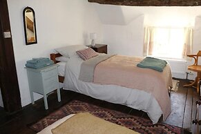 15th Century 3 Bedroom Cottage & Delightful Garden