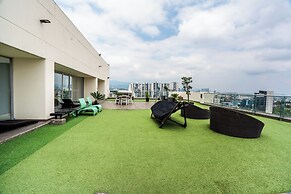 Chic Loft High-End w Skyline Rooftop