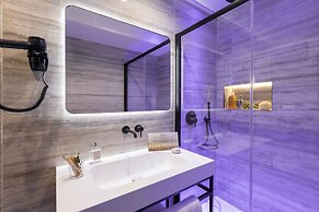 Adoro Hotel