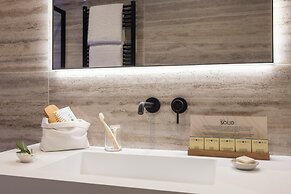 Adoro Hotel