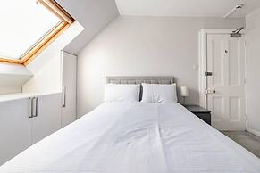 Stunning 5 Bedroom Large Apartment With Parking