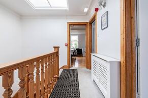 Stunning 5 Bedroom Large Apartment With Parking