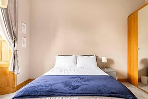 Stunning 5 Bedroom Large Apartment With Parking