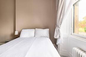 Stunning 5 Bedroom Large Apartment With Parking