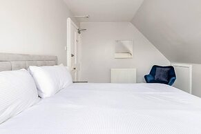 Stunning 5 Bedroom Large Apartment With Parking