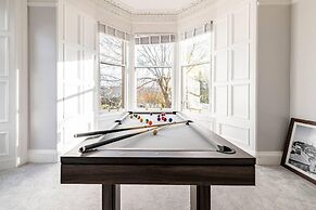 Stunning 5 Bedroom Large Apartment With Parking