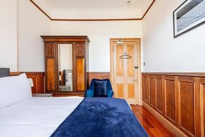 Stunning 5 Bedroom Large Apartment With Parking