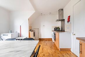 Stunning 5 Bedroom Large Apartment With Parking