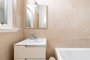 Stunning 5 Bedroom Large Apartment With Parking