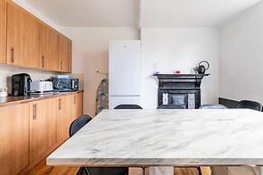 Stunning 5 Bedroom Large Apartment With Parking