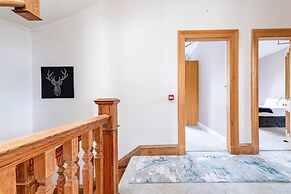 Stunning 5 Bedroom Large Apartment With Parking