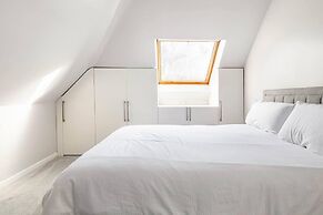 Stunning 5 Bedroom Large Apartment With Parking