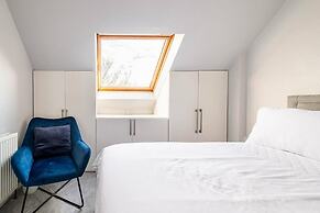 Stunning 5 Bedroom Large Apartment With Parking