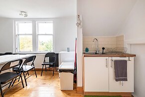 Stunning 5 Bedroom Large Apartment With Parking