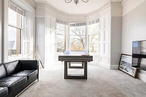 Stunning 5 Bedroom Large Apartment With Parking