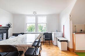 Stunning 5 Bedroom Large Apartment With Parking