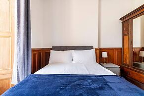 Stunning 5 Bedroom Large Apartment With Parking