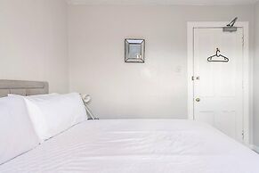 Stunning 5 Bedroom Large Apartment With Parking