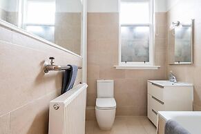 Stunning 5 Bedroom Large Apartment With Parking