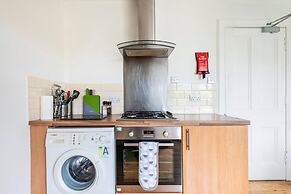 Stunning 5 Bedroom Large Apartment With Parking