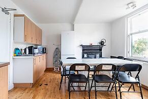 Stunning 5 Bedroom Large Apartment With Parking