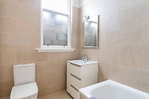 Stunning 5 Bedroom Large Apartment With Parking