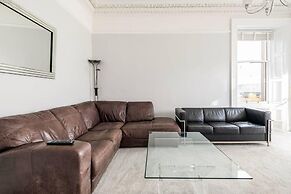 Stunning 5 Bedroom Large Apartment With Parking